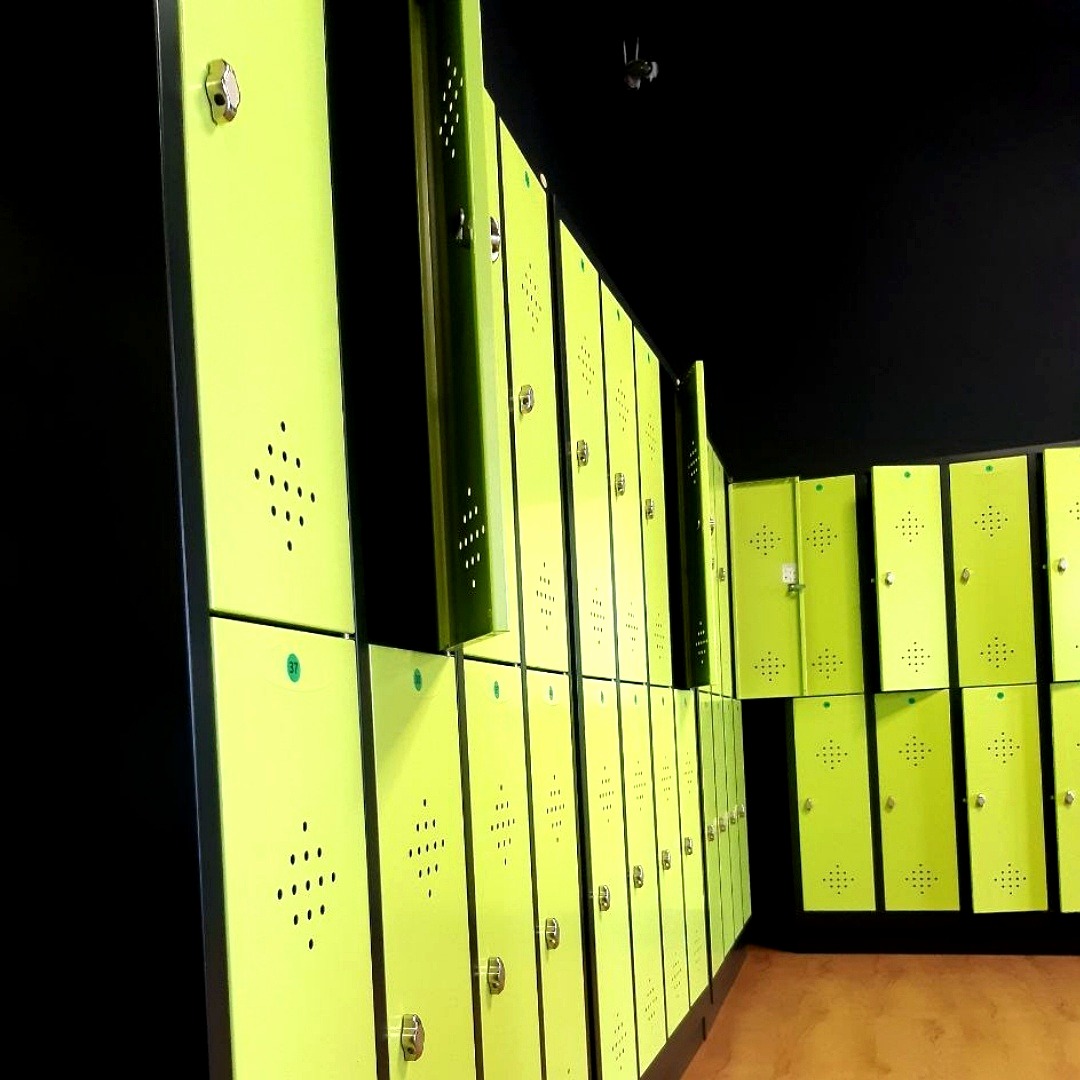 Empfangsbereich mit Black Swan Gym Branding